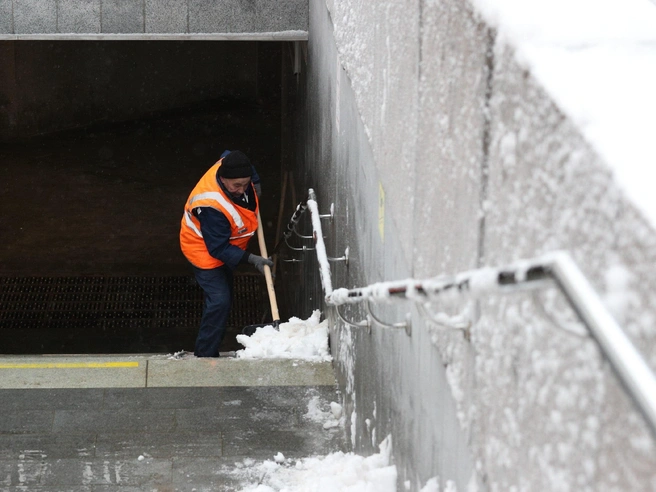Снегом занесло даже лестничные пролеты метро | Источник: Андрей Бортко / NGS.RU