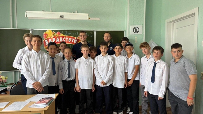 Александр Трушков и Иван Романов поздравили учеников тольяттинской школы № 31 с Днем знаний&nbsp;— здесь учатся юные хоккеисты «Лады», поэтому профессиональных игроков ждали с особым трепетом | Источник: Хоккейный клуб «Лада» Тольятти / Telegram