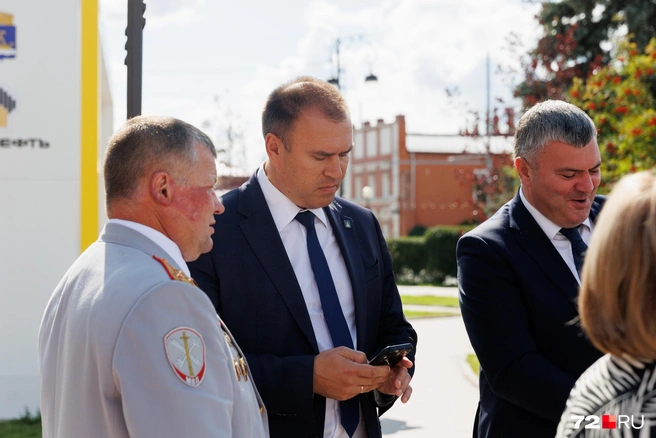 Глава Тобольска Петр Вагин (в центре) тоже здесь. Вместе со своим заместителем Павлом Робакидзе (справа) | Источник: Ирина Шарова / 72.RU