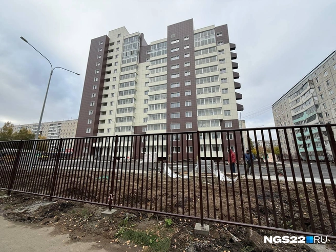 Окна многоэтажного здания выходят в сторону рынка | Источник: Полина Шевчукова / NGS22.RU