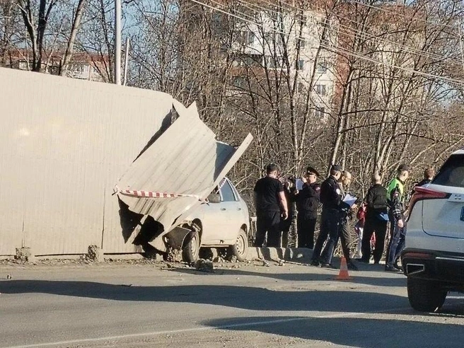 Автомобиль смял забор между проезжей частью и тротуаром, образовав «гармошку». | Источник: Инцидент 74 / Vk.com