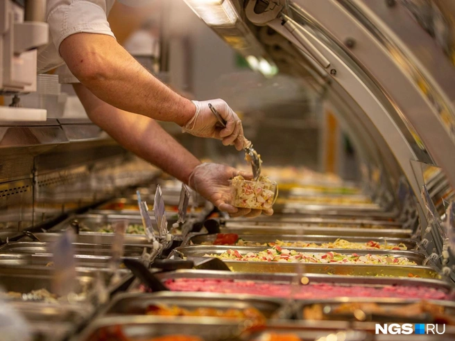 Здесь или навынос. Рестораторы предлагают продавать всю готовую еду по единым правилам | Источник: Александр Ощепков / NGS.RU