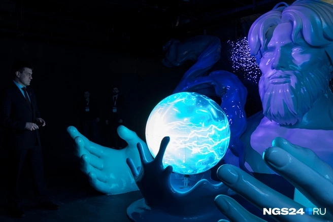 Михаил Котюков в роли Николы Теслы | Источник: Мария Ленц / NGS24.RU