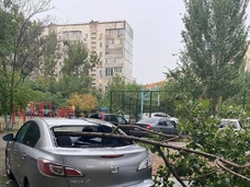 Полыхающие дома, поваленные деревья, оборванные провода: в Астрахани бушуют ураганный ветер и гроза