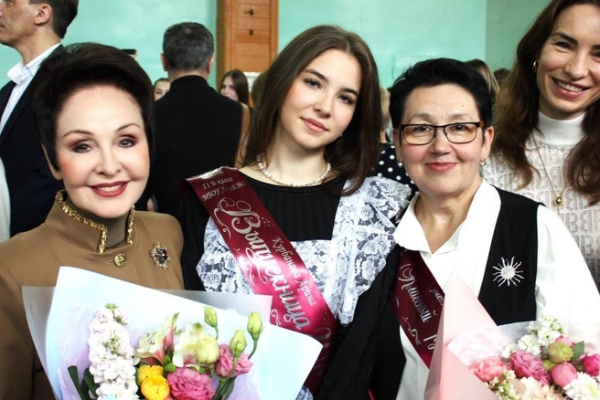 Депутат Резяпова на выпускном своей внучки в Сургуте | Источник: Галина Резяпова / Vk.com