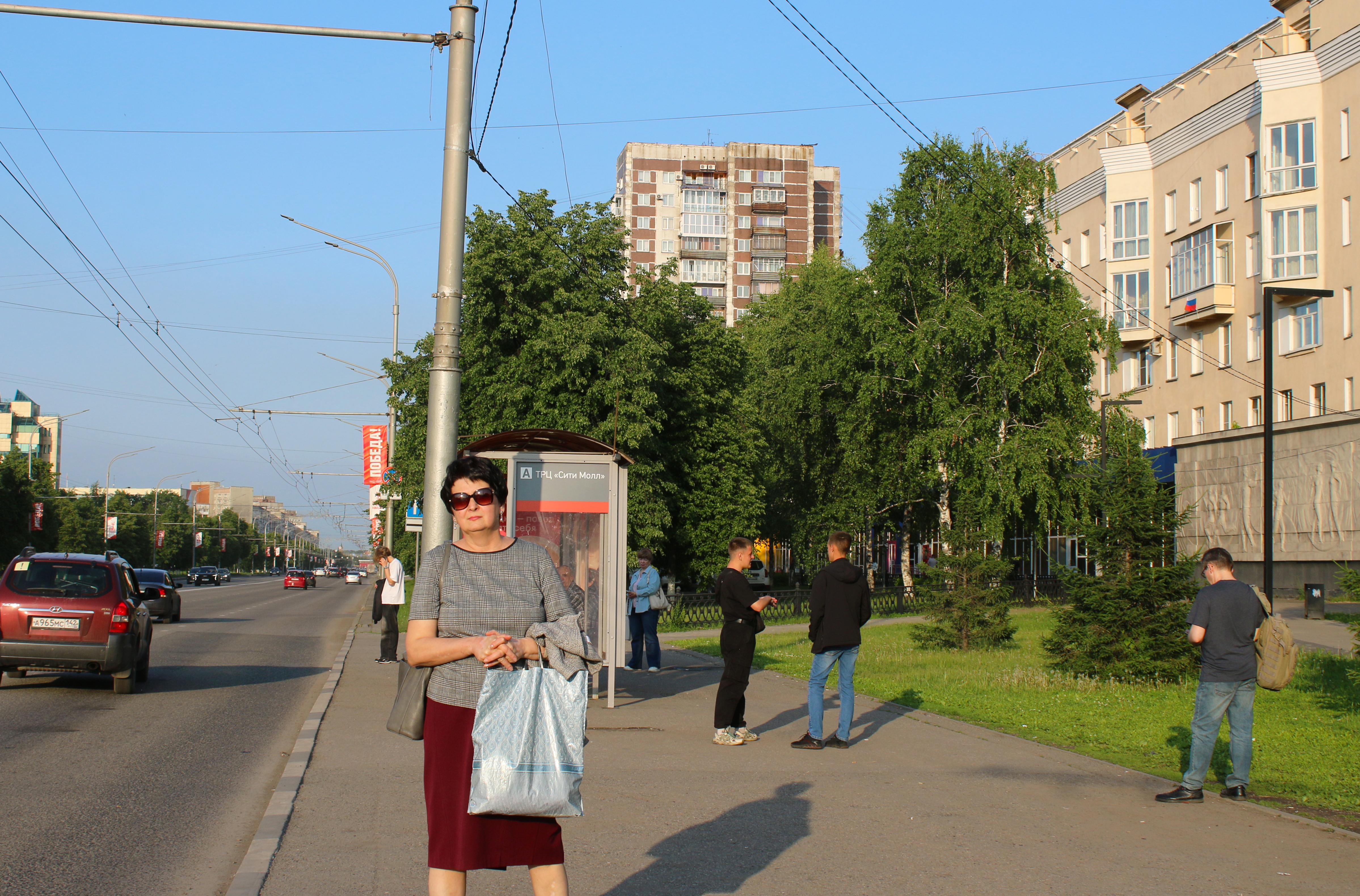 Вспоминаем, что совсем скоро поезд времени отправится в обратный путь с вокзала. Бежим на остановку и, пока ждем автобус, знакомимся с очаровательной горожанкой. Прощаясь, договариваемся встретиться в следующий раз | Источник: Игорь Епифанцев / NGS42.RU