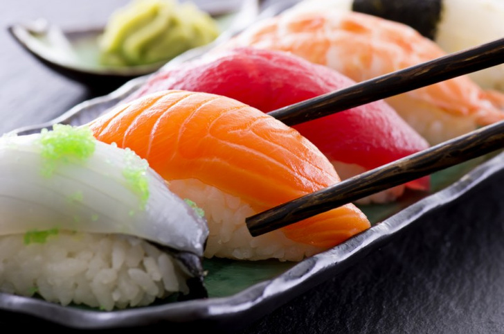Как приготовить рыбу для суши? Видео