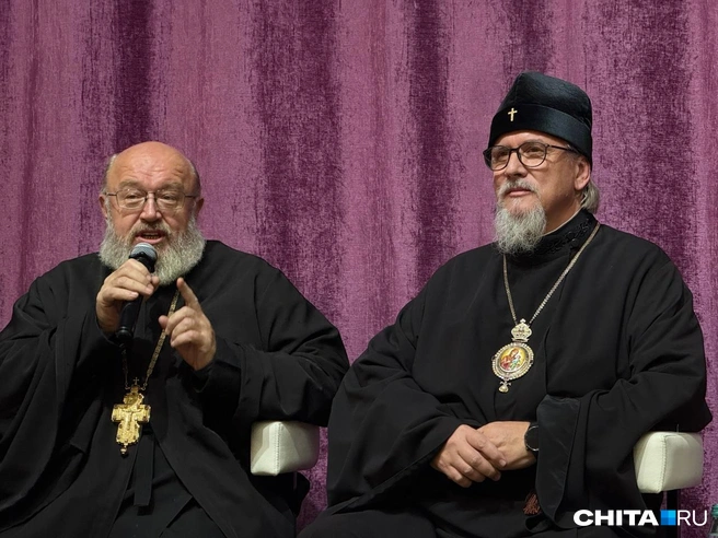 Отец Геннадий сам пишет книги, а владыка Димитрий читал в детстве под одеялом | Источник: Дарья Анучина / «Чита.Ру»