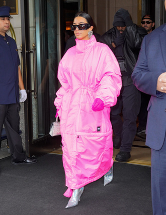 Фото №2 - Розовое безумие: Ким Кардашьян в трех разных образах в самом модном оттенке сезона