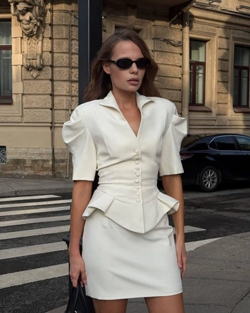 Такие жакеты часто дополнены элегантной баской  | Источник: ru.pinterest.com