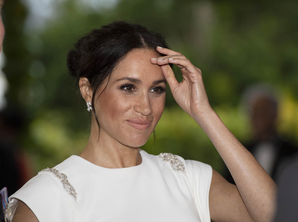 Почему руки Меган ослепительно заблестели во время визита в Тонга | marieclaire.ru