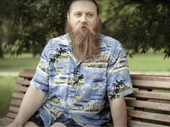 Теплякова сфотографировали на закупке в «Ашане» — корзина забита только батонами