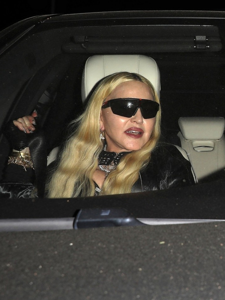 Отекшее лицо и огромный пуш-ап: 63-летнюю Мадонну засняли в ресторане