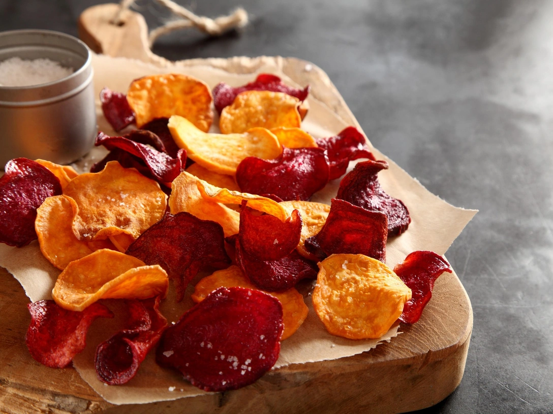 8 самых полезных чипсов (и как их приготовить дома) | marieclaire.ru