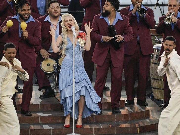 Красная помада + голубое платье: главное комбо лета 2026