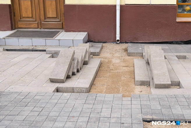 А здесь сточную трубу придется переносить уже владельцам здания — под нее ливневку не предусмотрели | Источник: Maria Lents/Maria Lents