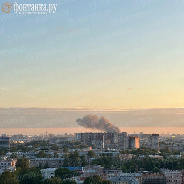 На Сортировочной улице горит ангар. Пожар видно из трех районов | www.fontanka.ru
