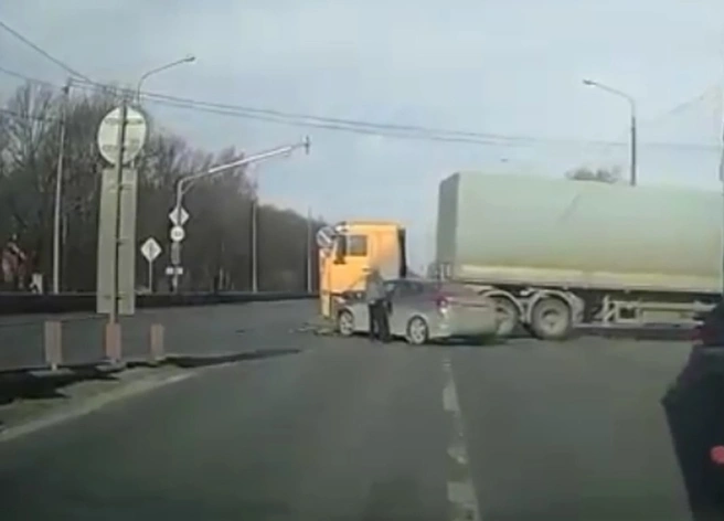 На трассе М5 под Рыбным столкнулись КАМАЗ и легковушка | ya62.ru