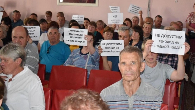 На слушания о мусорном полигоне возле Казачьей Слободы пришло несколько сотен человек | Источник: Надежда Харитонова