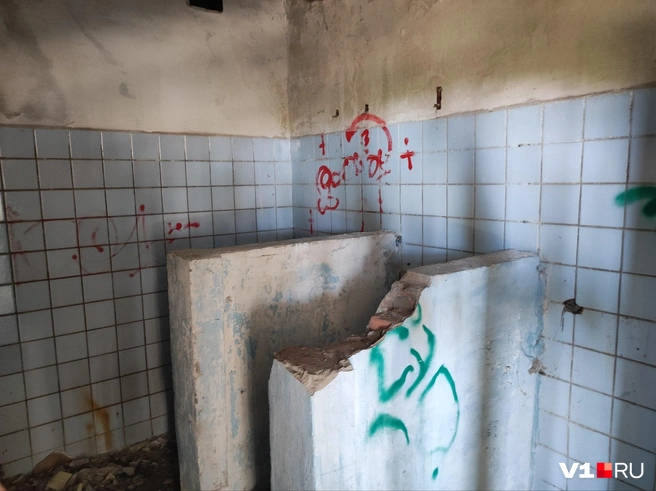 Судя по запаху, комнаты для туалетов до сих пор используют по назначению | Источник: Денис Паустовский / V1.RU