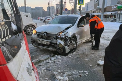 ДТП с «Львенком»: трамвай и Renault заблокировали Московское шоссе