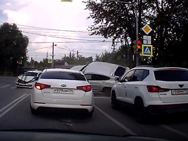 На видео BMW переворачивается и возвращается на колеса | Источник: читатель 74.RU