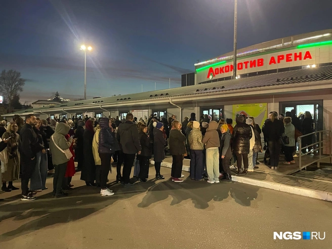 Концерт должен был уже начаться | Источник: Алена Золотухина \ NGS.RU