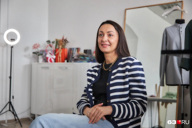 — В компании было принято награждать всех топов, которые делали крутые результаты. И вот я, 24-летняя девочка, приглашена на такое мероприятие. Представляете, 500–700 сотрудников холдинга в зале. И тут со сцены меня объявляют лучшим менеджером. То есть я на этом маленьком барчике смогла показать по процентам результат больше, чем заводы, клиники, фармацевтический бизнес холдинга. Шла к сцене, не чувствуя ног. Вот такое было волнение, такая гордость за себя. Мне подарили серьги с бриллиантами и дали премию — 100 тысяч рублей. Тогда я почувствовала, что такое настоящее признание! Очень классные эмоции пережила! | Источник: Роман Данилкин / 63.RU