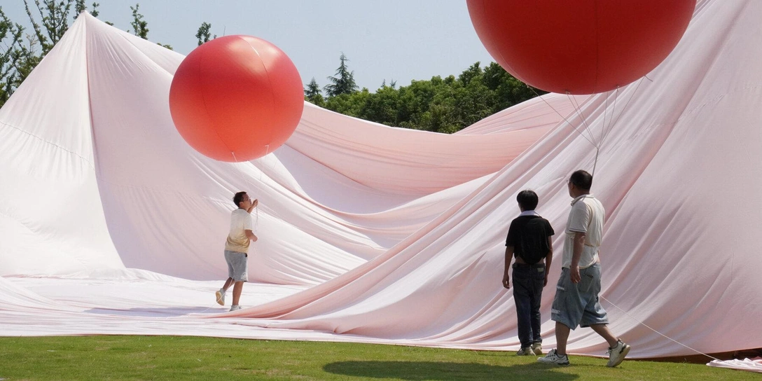 Красные воздушные шары: инсталляция в Янчжоу | Источник: Suki+Partners