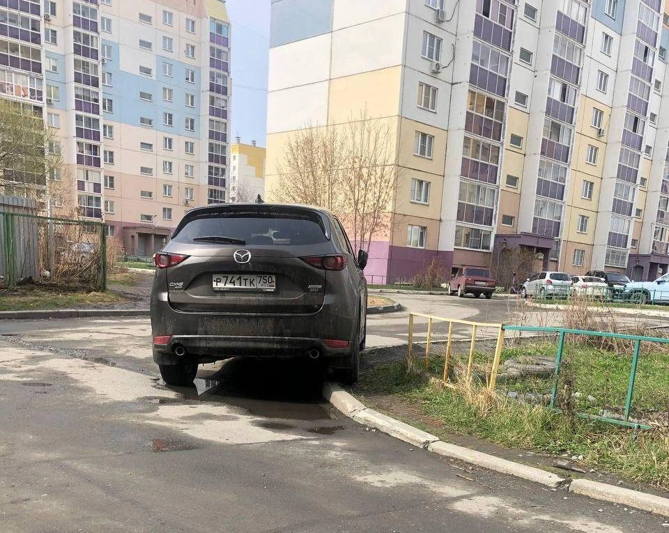 Двор на Салавата Юлаева. Крохобор на Mazda. Удивляет стратегия таких парковщиков, которые бросают машину на участках, где ее вполне может снести поворачивающая «Газель» или мусоровоз, например | Источник: читатель 74.RU