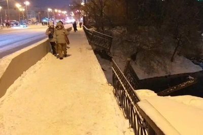 На мосту в Екатеринбурге обрушилось ограждение