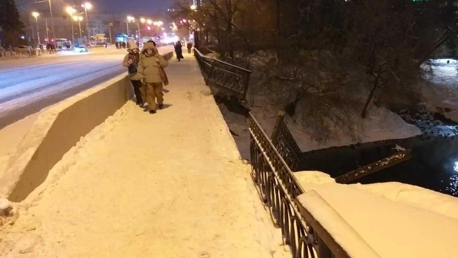 На Куйбышева развалился забор у моста через реку | Источник: читатель E1.RU