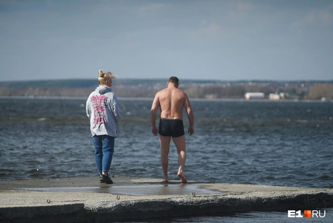 Вода еще очень холодная, но это не останавливает горячих уральцев | Источник: Елена Елизарова / E1.RU
