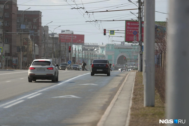В Новосибирске должно быть 160 километров дорог под выделенные полосы, но сейчас их всего 59 | Источник: Андрей Бортко / NGS.RU