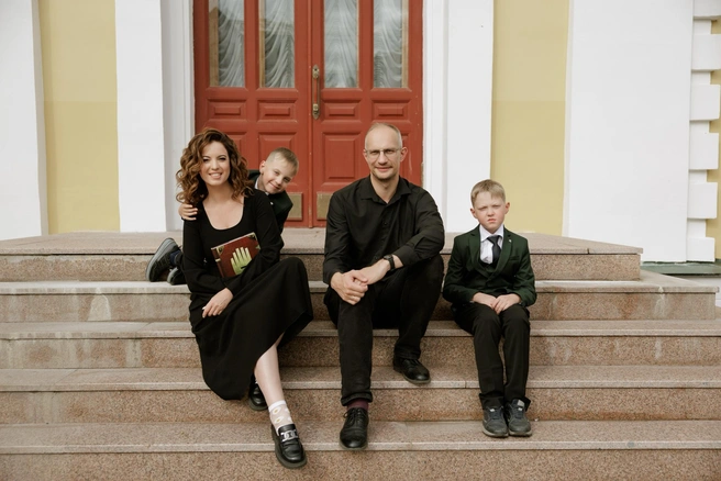 Старшему сыну Милы тоже нравится готовить. А младший предпочитает есть | Источник: семейный архив Милы Антоновой