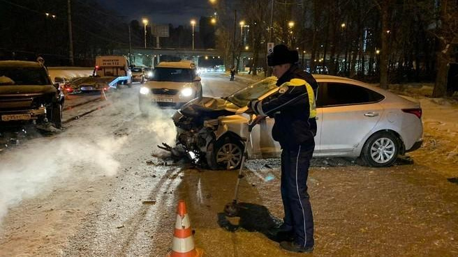 Перегородили всю дорогу. Появилось видео из салона «Москвича», в который влетела иномарка на Вторчермете