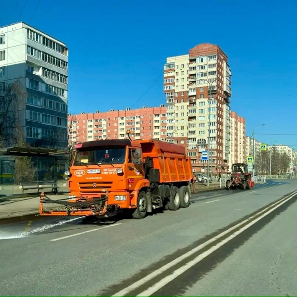 Душ для магистралей. Для борьбы с пылью на улицах Петербурга использовали рекордное количество воды | Источник: Комитет по благоустройству Санкт-Петербурга