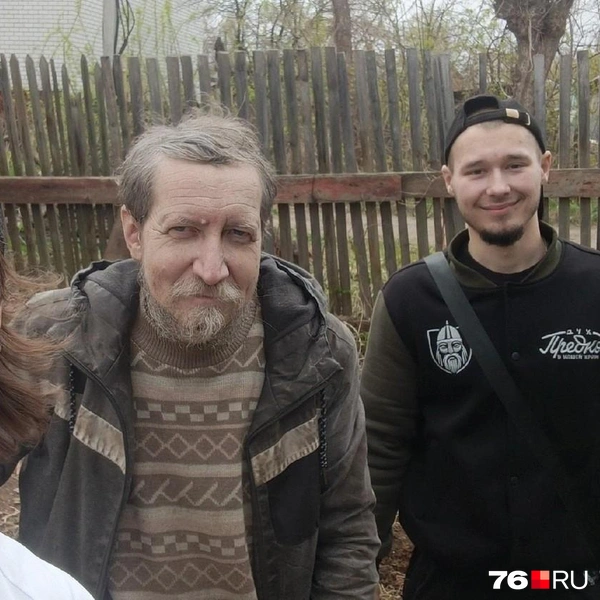 На фото Николай с волонтерами, которые строят ему новое жилье | Источник: Антон Королев
