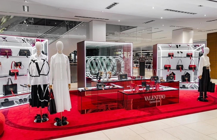 VRing Station: pop-up бутик Valentino в Монреале (фото 7)