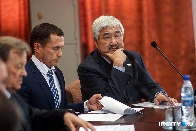 Первоначально Бердников пользовался поддержкой даже самых опытных депутатов думы: в 2014-м его единогласно избрали спикером, в 2015-м&nbsp;— мэром | Источник: Яна Ушакова / «ИрСити»
