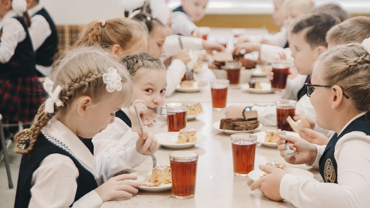 Школьное и дошкольное питание. Ученики в столовой. Школьная еда. Горячее питание школьников. Школьники в столовой.