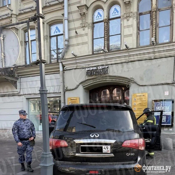 «Инфинити» на магаданских номерах влетел в дом на Невском проспекте. Водитель пытался убежать | Источник: «Фонтанка.ру»