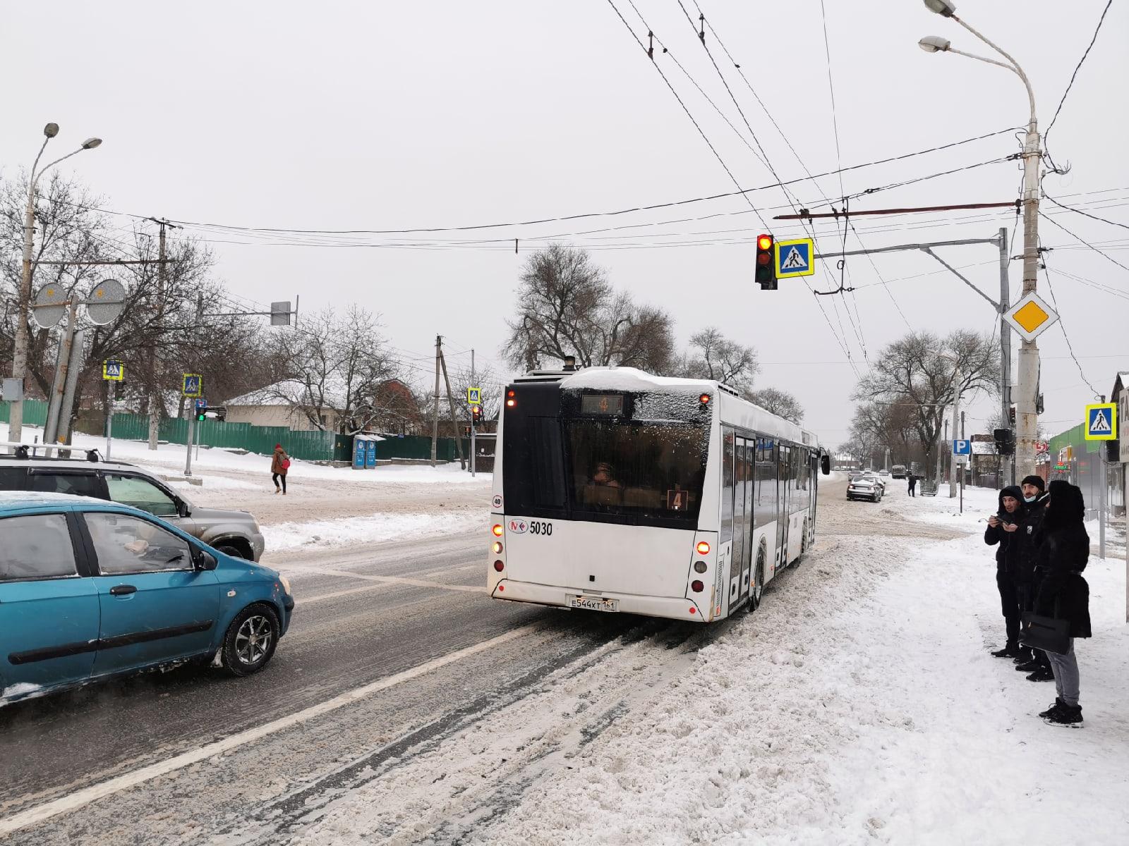 В Ростове-на-Дону из-за снегопада возникли огромные пробки 18 января 2021  года - 18 января 2021 - 161.ру