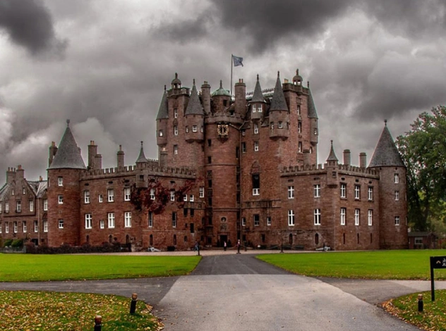 Дом с привидениями: 6 самых мистических замков Великобритании