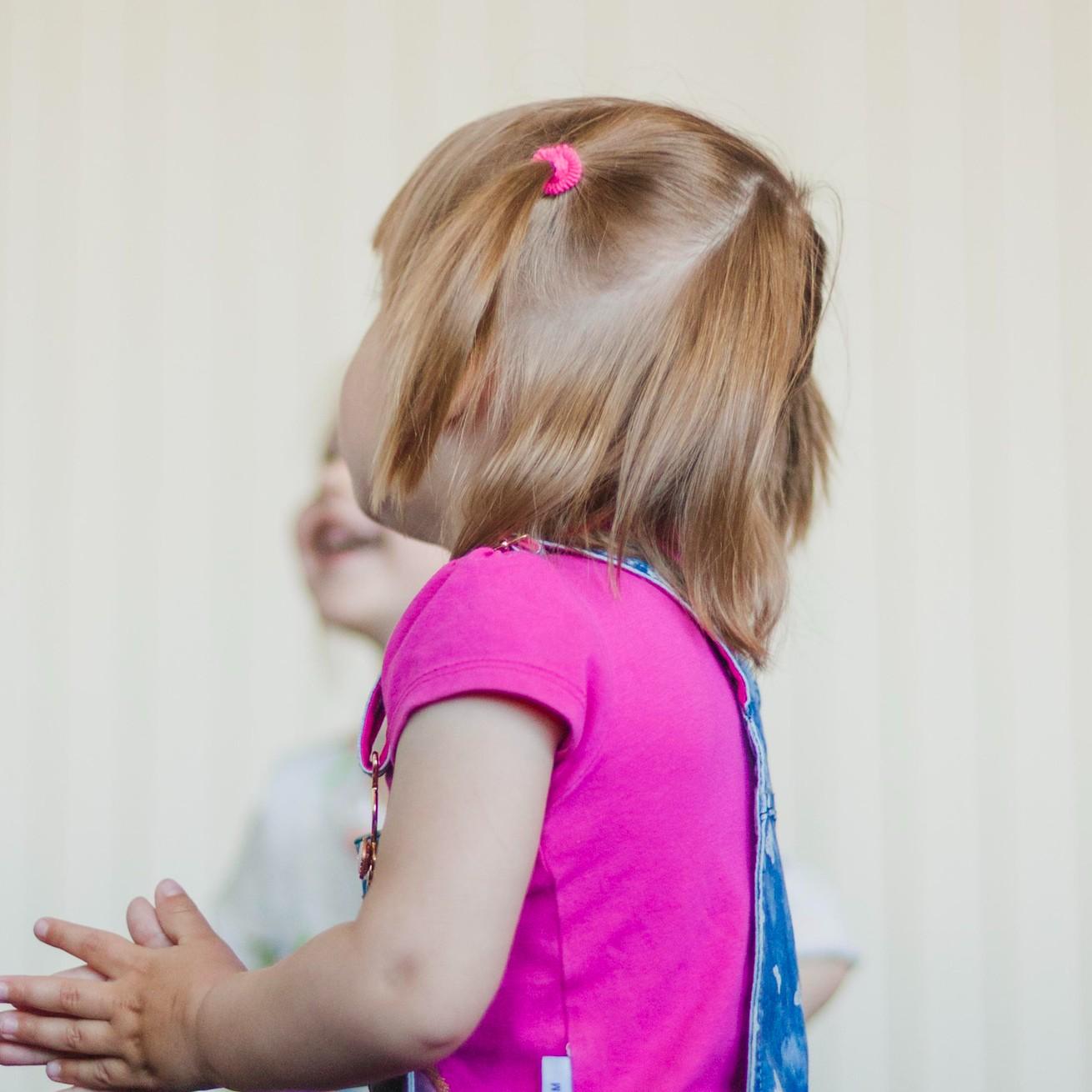 3-летняя Полина из Уфы, которую неадекватный отец выбросил из окна 4 этажа, готовится к выписке — кадры с малышкой