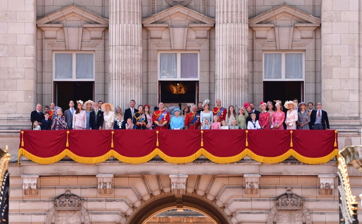 Члены королевской семьи на балконе Букингемского дворца на параде Trooping The Colour, 2018 год