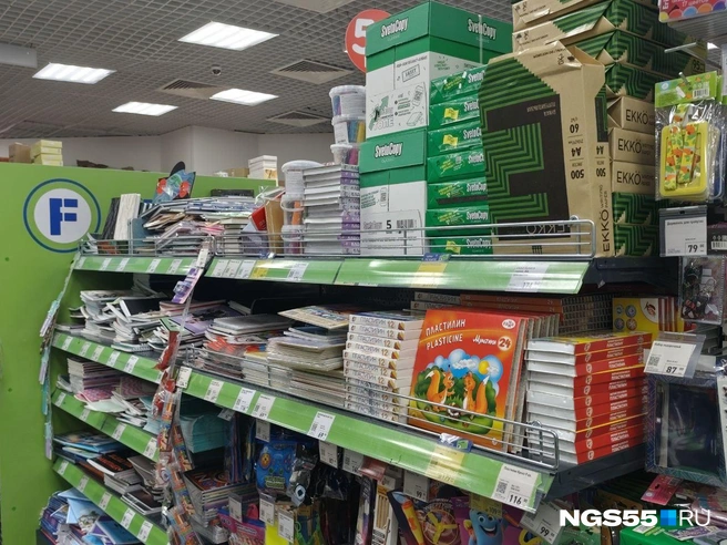 В Fix Price есть всего два стеллажа с канцтоварами  | Источник: Мария Носенко / NGS55.RU