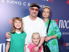 Набравший вес Куценко пришел с семьей, а Порошина — с дочерью от него: премьера фильма «Непослушники»