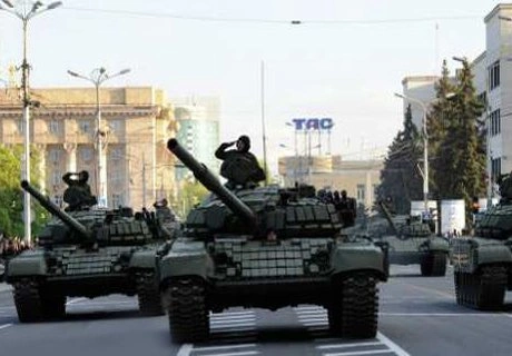 Военный парад впервые прошел в Донбассе | ya62.ru