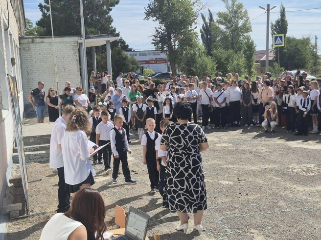 Для первоклашек сегодня был особенный день | Источник: Ирина Яковлева / V1.RU
